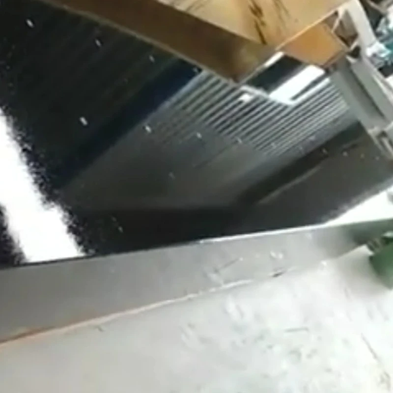 Unha plataforma de granito de inserción perforada de 4 metros de longo e 0,5 metros de grosor é enviada