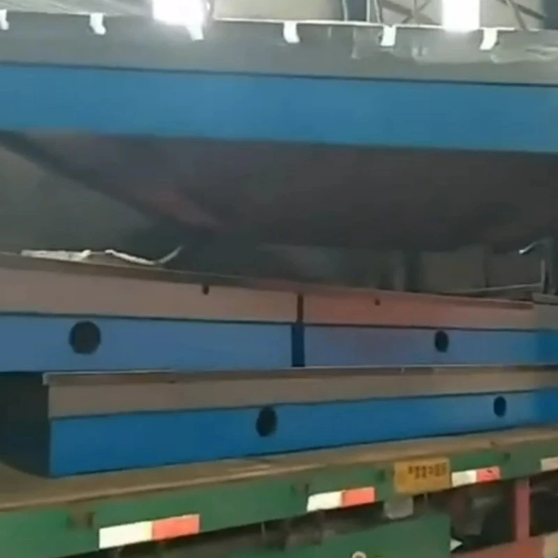 Oito plataformas de ferro fundido están a ser cargadas no vehículo para o envío