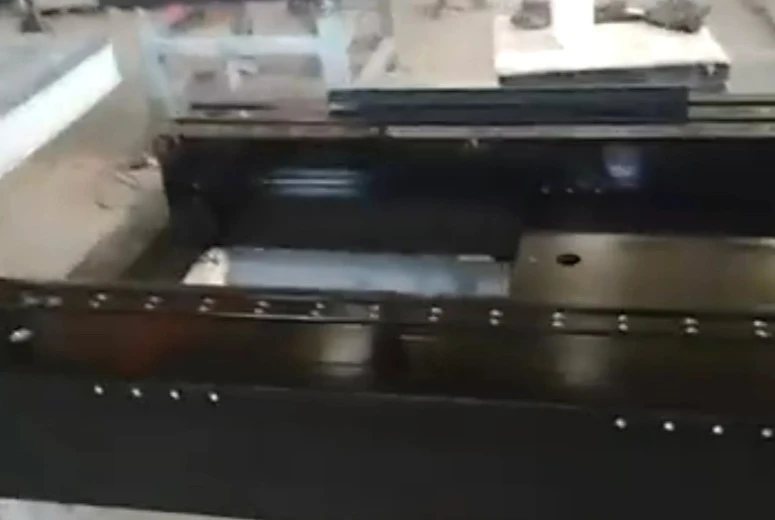 Componentes de granito con buracos perforados e partes inseridas