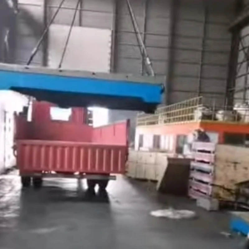A plataforma de inspección de ferro fundido está a ser cargada no vehículo para o envío
